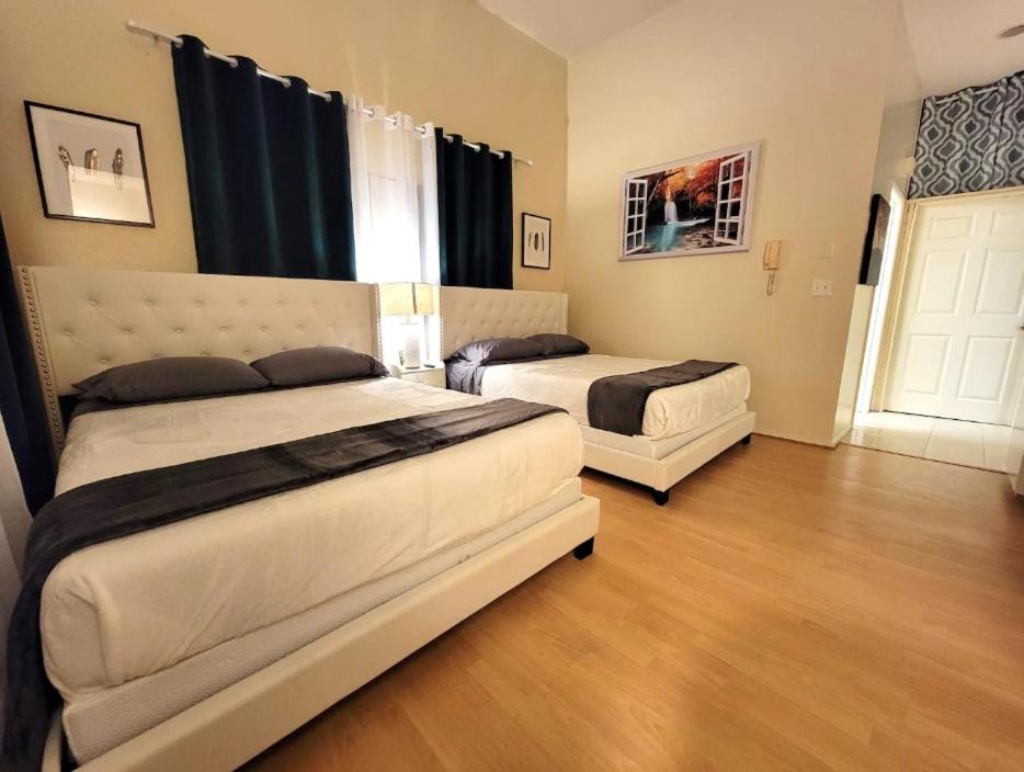 Spacious studio with two queen beds near Beverlywood 5 minutes to Rodeo Drive